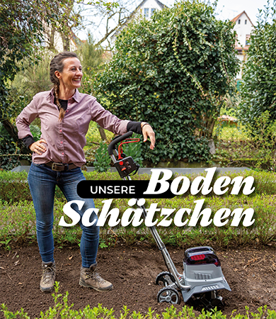 Frau kniet im Saatbeet vor ihrer Bodenhacke